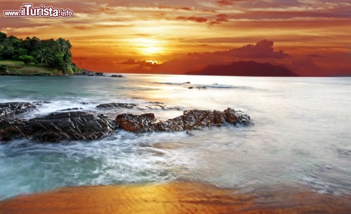 Immagine Beau Vallon al tramonto Oceano Indiano isole Seychelles - © SueC / Shutterstock.com