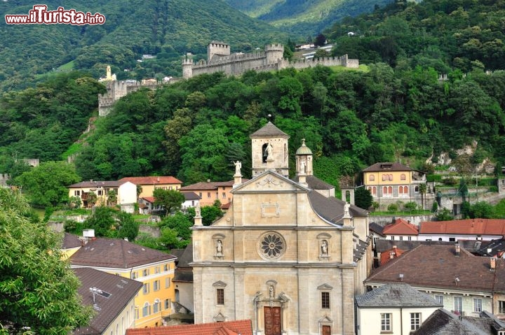 Immagine Bellinzona vista dal Castello di Montebello in Svizzera - © Telegin Sergey / Shutterstock.com