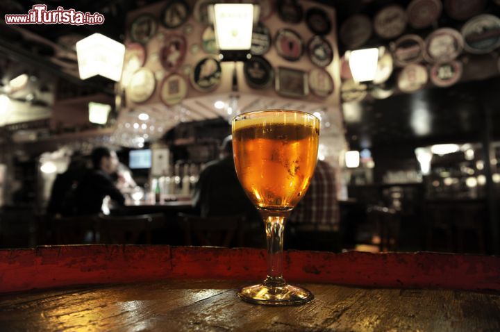 Immagine Una birra belga al Delirium bar di Bruxelles, un luogo ormai celebre in tutto il mondo che consente di scegliere tra 3162 diverse birre, meritandosi così il record certificato dal Guinness dei Primati  - © symbiot / Shutterstock.com