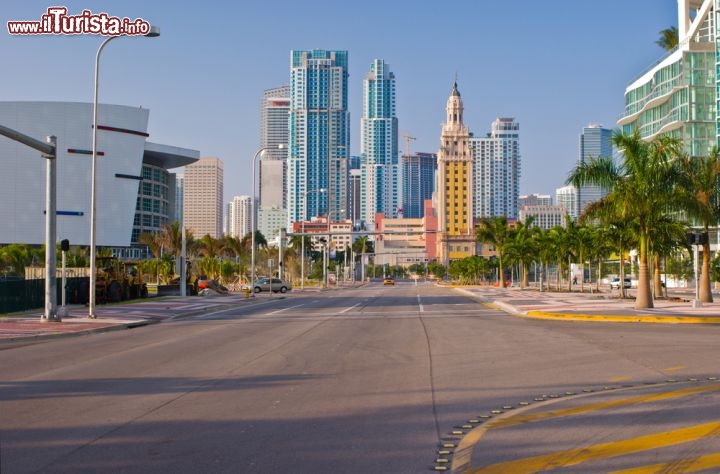 Immagine Biscayne Boulevard, e sullo sfondo la Downtown di Miami: è uno dei viali più famosi di Miami e corre in senso longitudinale attraverso la città, parallelamente alla Biscayne Bay - Foto © Jonathan G / Shutterstock.com