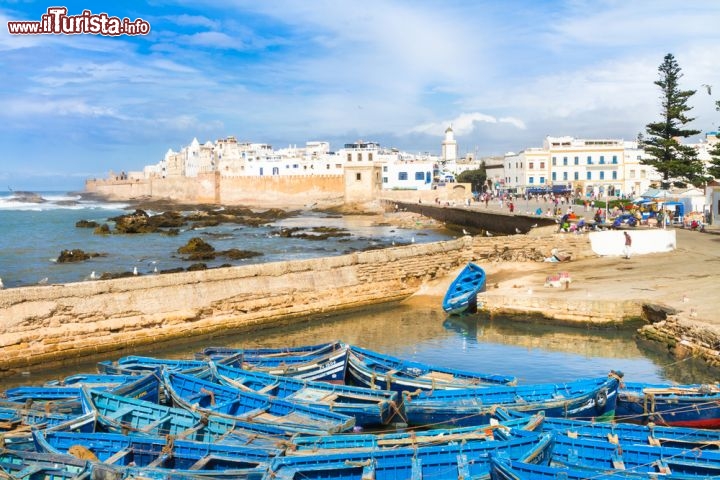 Immagine Il borgo di Essaouira, Marocco - Le coste di Essaouira sono spazzate quasi tutto l'anno dalla brezza dell'oceano: sono tanti gli appassionati di surf e windsurf che raggiungono la città per ammirarla direttamente dalle acque dell'Atlantico. Ormeggiate al sicuro le barche dei pescatori, Essaouira si affaccia con il suo borgo nel sud del Marocco © Matej Kastelic / Shutterstock.com