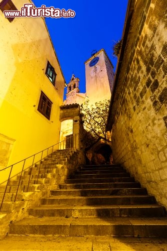 Immagine il Borgo di Omis alla sera: nella foto la scalinata che sale verso la chiesa, nul cuore della città della Croazia, fulcro dell'omonima Riviera di Omis - © anshar / Shutterstock.com