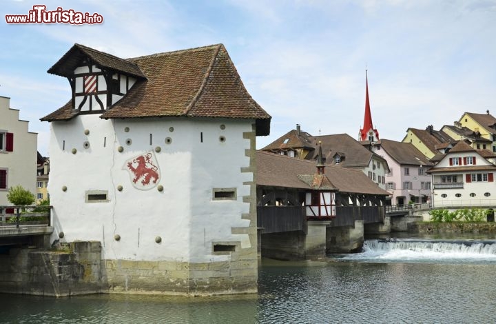Immagine Borgo di Argovia, la storica Bremgarten Svizzera: visibile anche il famoso ponte in legno sul fiume Reuss - © Christian Wilkinson / Shutterstock.com