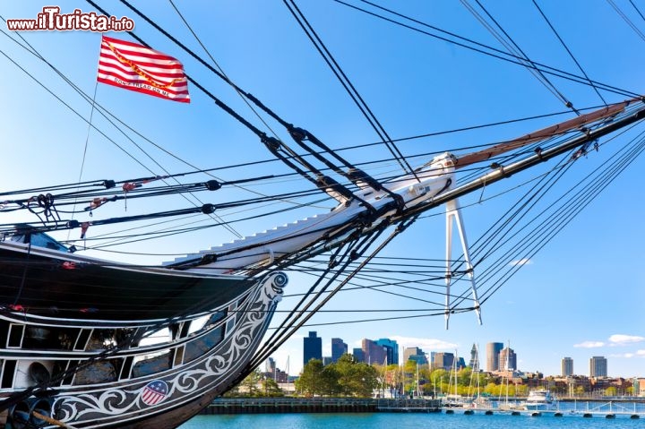Immagine Il Boston Navy Yard, a pochi passi dal centro di Boston, sul fiume Mystic, è stato tra i primi cantieri navali della marina degli Stati Uniti. Nella foto la nave museo USS Constitution - © cdrin / Shutterstock.com