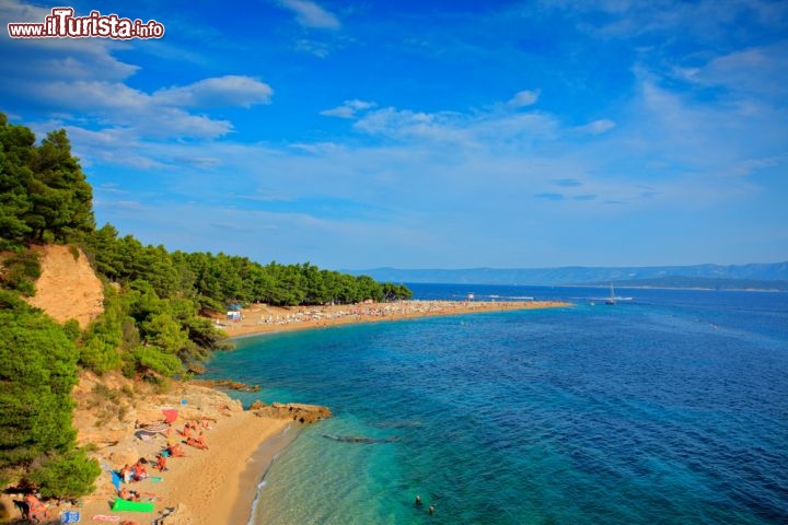 Immagine Brac (Brazza): in lontananza la spiaggia di Zlatni Rat il lido più famoso di tutta la Croazia e forse dell'intero mar Adriatico - © Ljupco Smokovski / Shutterstock.com