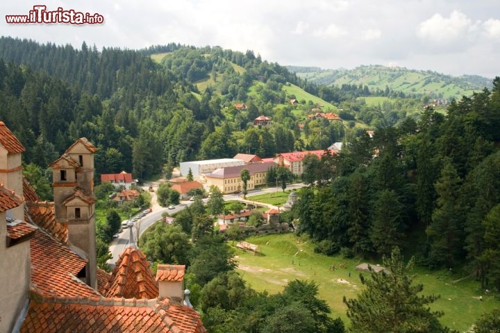 Immagine Bran, la cittadina immersa tra i boschi dei Carpazi, in Transilvania - © eclypse78 / Shutterstock.com