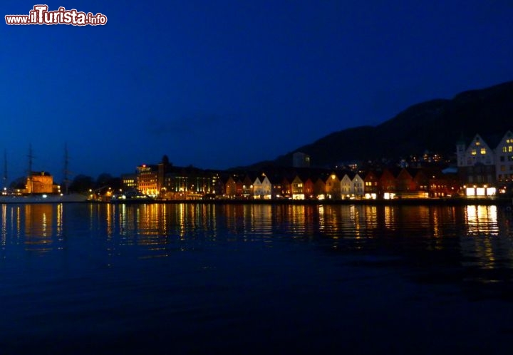 Immagine Il Bryggen illuminato di sera, fotografato dal centro di Bergen (Norvegia).