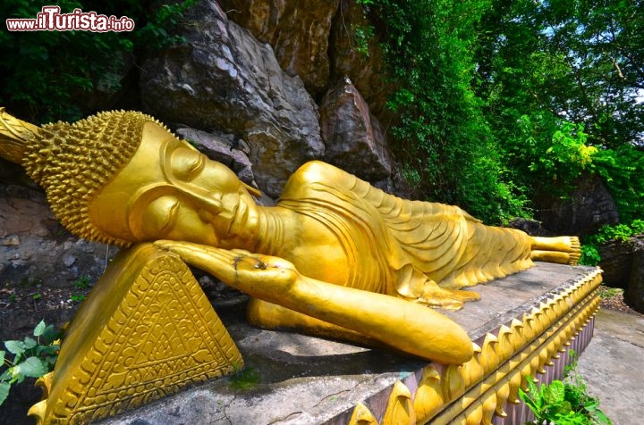 Immagine Budda dormiente a Phou Si Hill, Luang Prabang in Laos - © kenjito / Shutterstock.com