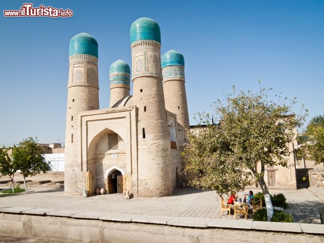 Immagine Bukhara in Uzbekistan era famosa per la sua celebre scuola coranica, chiamata con il nome di Cho-Minor Madrassah, ma che ora è stata smantellata. Venne costruita nel 1807, ed è famosa per i suoi quattro pittoreschi minareti, divenuti un vero simbolo della città di Buhara - © Anatolijs Laicans / Shutterstock.com