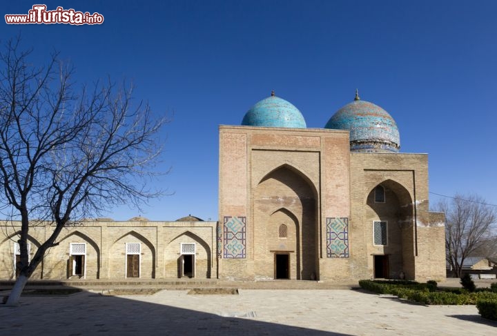 Immagine Bukhara è famosa per le sue storiche moschee e le scuolòe coraniche (madrassah), tra le più belle dell'Uzbekistan - © posztos / Shutterstock.com
