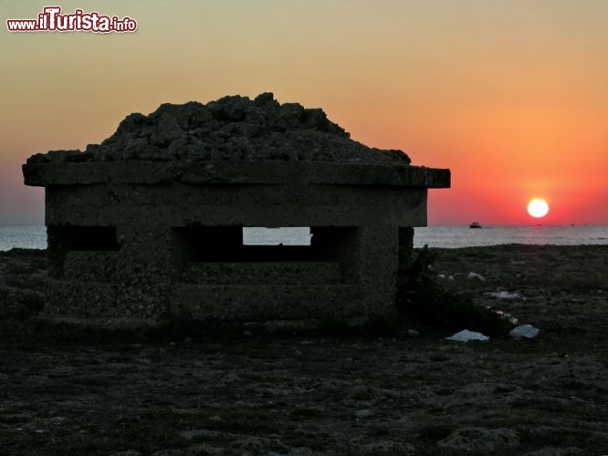 Immagine Bunker sulla costa vicino Porto Cesareo e Torre Lapillo Puglia, fotografato al tramonto