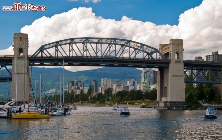 Immagine Il Burrard Bridge di Vancouver, Canada, fotografato da Granville Island. Il ponte a cinque corsie venne costruito tra il 1930 e il 1932 in stile Art Decò, progettato dall'architetto George Lister Thornton Sharp  - © karamysh / Shutterstock.com