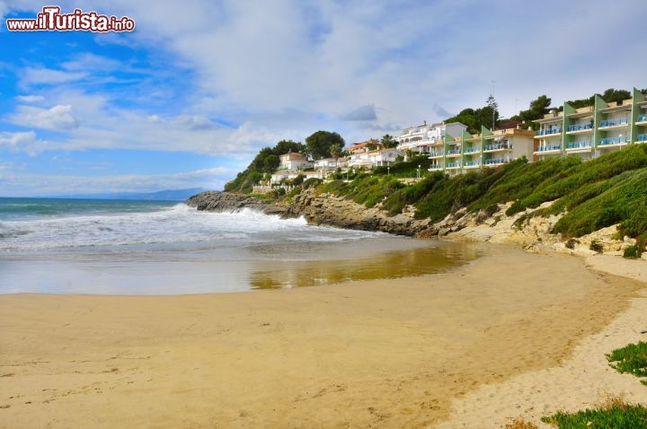 Immagine Cala Crancs, una delle spiagge di Salou, in Spagna - © nito / Shutterstock.com