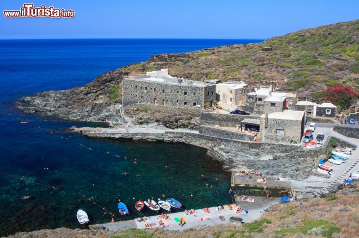 Immagine Cala Tramontana, una delle baie più spettacolari di Pantelleria si trova ad est di Khamma, sulla costa orientale dell'isola - © bepsy / shutterstock.com