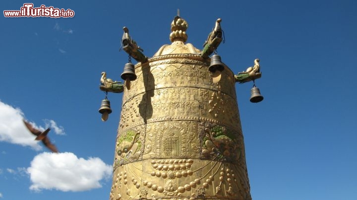 Immagine Una campana tibetana a Lhasa, all'interno di un Monastero del Tibet in Cina - © Kim Briers / Shutterstock.com