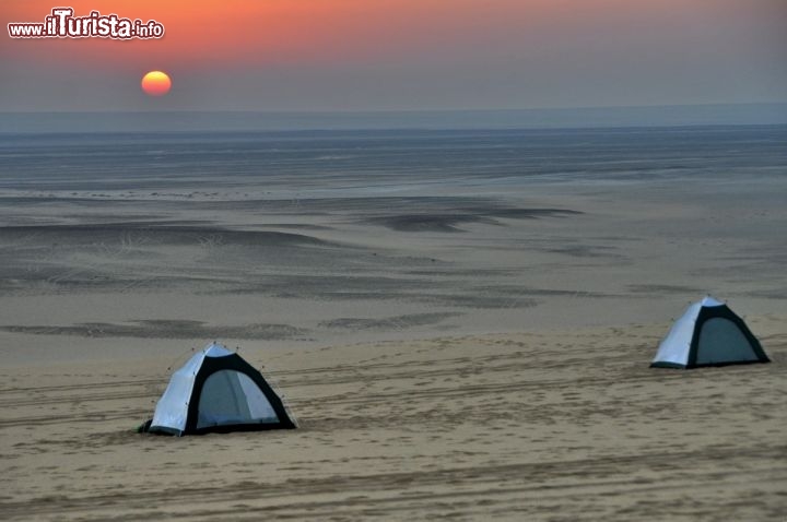 Immagine Campo tendato nel deserto: l'alba prima di partire per Wadi al-Hitan - In collaborazione con I Viaggi di Maurizio Levi