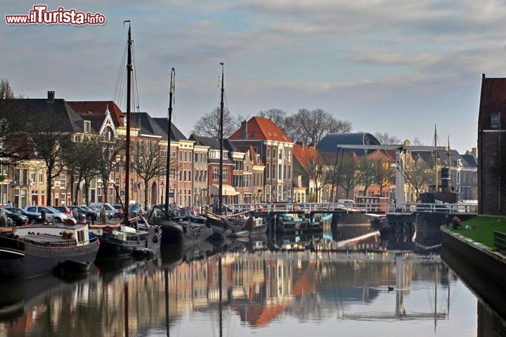 Immagine Canale a Zwolle in Olanda. Il fascino delle barche nel centro della città dei Paesi Bassi del nord - © Franke de Jong / Shutterstock.com