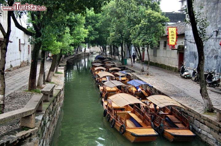 Immagine Una canale a Tongli, il celebre villaggio fluviale della Cina