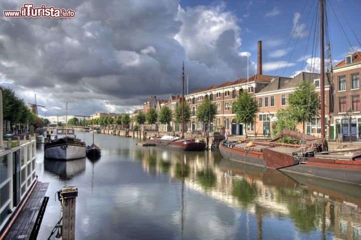 Immagine Canale all'interno del Delfshaven, ci troviamo nel vecchio porto di Rotterdam in Olanda - © jan kranendonk/ Shutterstock.com