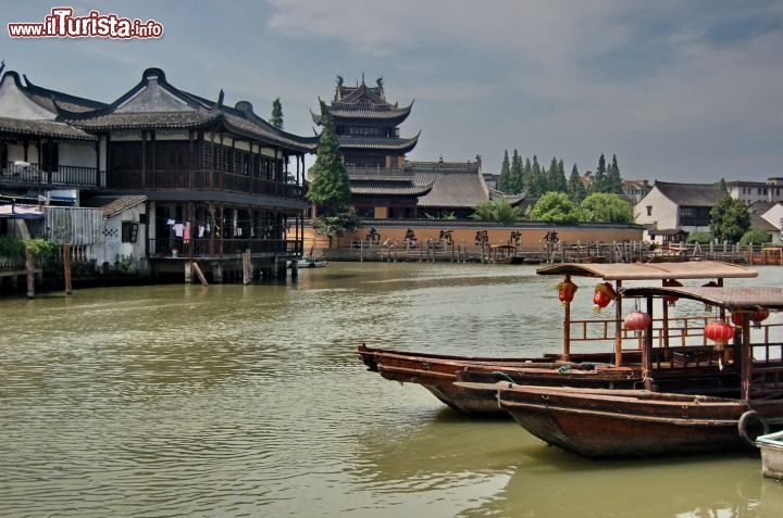 Immagine Canale fluviale della cittadina di Zhouzhuang in Cina, posta tra Shanghai e Suzhou