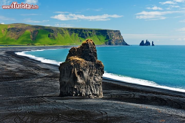 Immagine La spiaggia di basalto di Vik a Capo Dyrholaey nell'estremo sud dell'Islanda. Il basalto è una roccia eruttiva neovulcanica di colore nero - © Filip Fuxa / Shutterstock.com