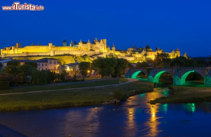 Immagine Carcassonne by night: panorama notturno della città murata della Francia meridionale - © javarman / Shutterstock.com