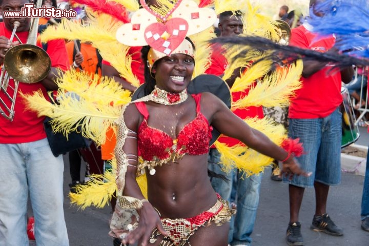 Immagine Carnevale di Capo Verde: una danzatrice si esibisce in centro a Praia durante il Carnaval "alla brasiliana" - © Alexander Manykin / Shutterstock.com
