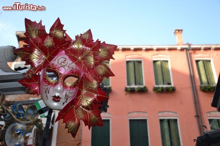 Immagine Carnevale a  Venezia una maschera lungo una calle della città lagunare