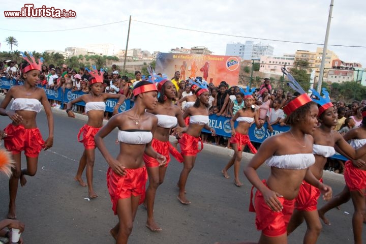 Immagine Carnevale a Praia, Isola di Santiago: la capitale di Capo Verde si accende di colori durante questo periodo di festa - © Alexander Manykin / Shutterstock.com