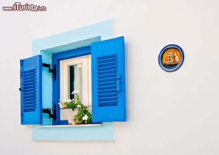 Immagine Casa bianca con finestra blu in Grecia a Skiathos - © Nikos Psychogios / Shutterstock.com