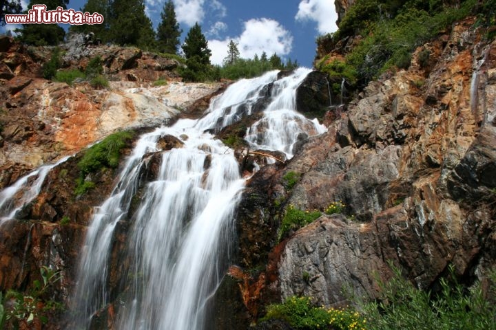 Immagine Una cascata (Tokopah Falls) nel Parco Sequoia Kings Canyon California - © ksb / Shutterstock.com