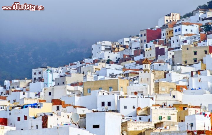Immagine Le case  addossate l'un l'altra nella Medina di Tangeri in Marocco - © Boris Stroujko / Shutterstock.com