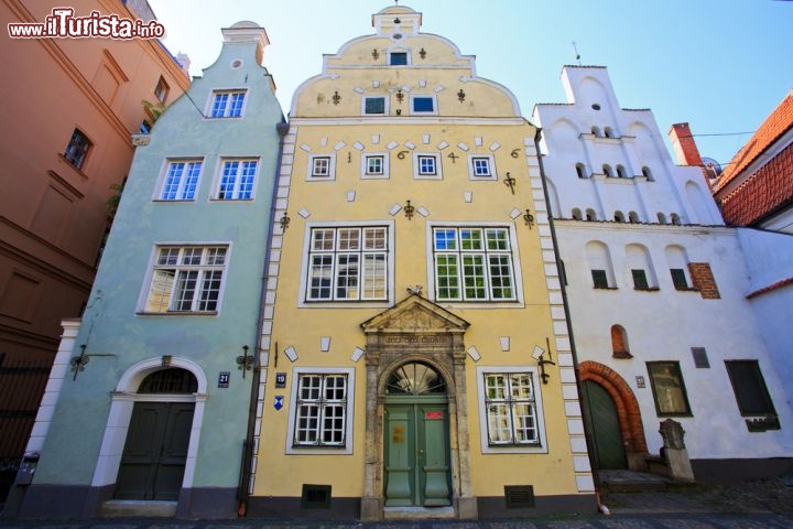 Immagine Case antiche nel centro di Riga, in Lettonia. Vengono chiamate, in modo simpatico, "I tre Fratelli" - © Paul D Smith / Shutterstock.com