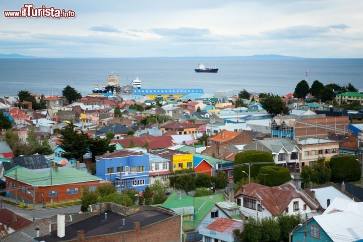 Immagine Case colorate a Punta Arenas in Cile: al lorgo vediamo lo Stretto di Magellano il canale naturale più importante della Patagonia - © Ekaterina Pokrovsky / Shutterstock.com