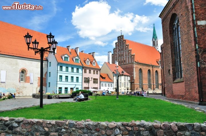 Immagine Case e palazzi della vecchia Riga. Siamo nelle Repubbliche Baltiche e più precisamente nella capitale della Lettonia - © Kalin Eftimov / Shutterstock.com