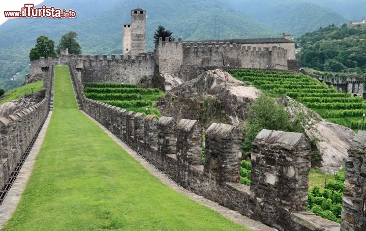 Immagine la fortezza di Castelgrande vista dalla cinta muraria dei castelli di Bellinzona, tra i Patrimoni dell'Unesco in Svizzera - © irakite / Shutterstock.com