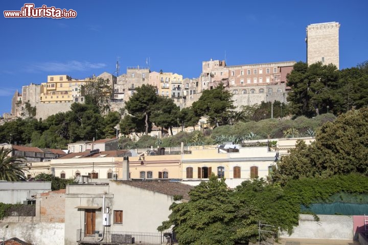 Immagine Il Castello di Cagliari e l'omonimo quartiere della parte alta della città capoluogo della Sardegna - © Andrzej Fryda / shutterstock.com