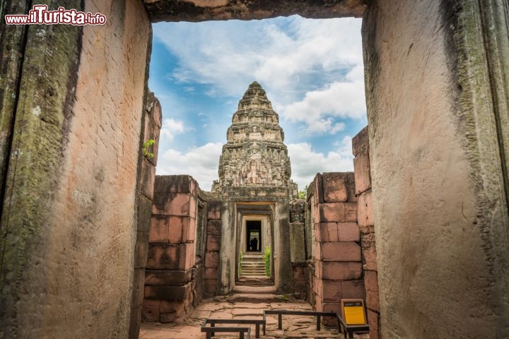 Immagine Il castello Khmer di Nakhon Ratchasima, nella parte nord-orientale della Thailandia - © Wuttichok Painichiwarapun / Shutterstock.com