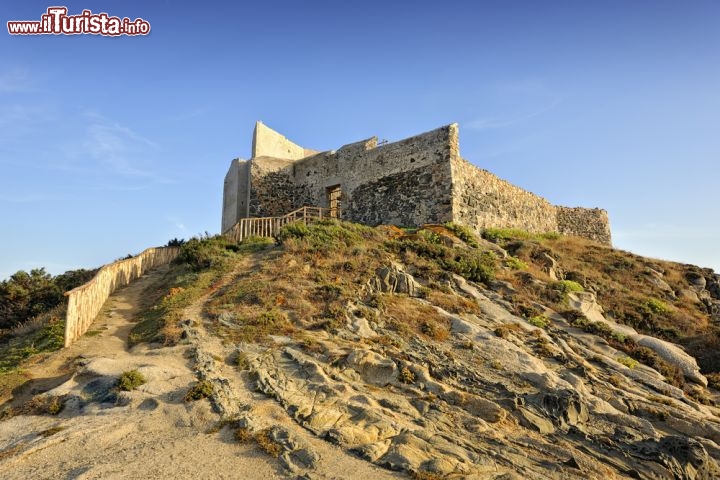 Immagine Il Castello della Fortezza Vecchia di Villasimius, nella Sardegna sud orientale - © Ppictures / Shutterstock.com