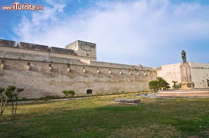 Immagine Castello di Carlo V a Lecce, una delle fortezze del Salento, nel sud-est della Puglia - © Mi.Ti. / Shutterstock.com