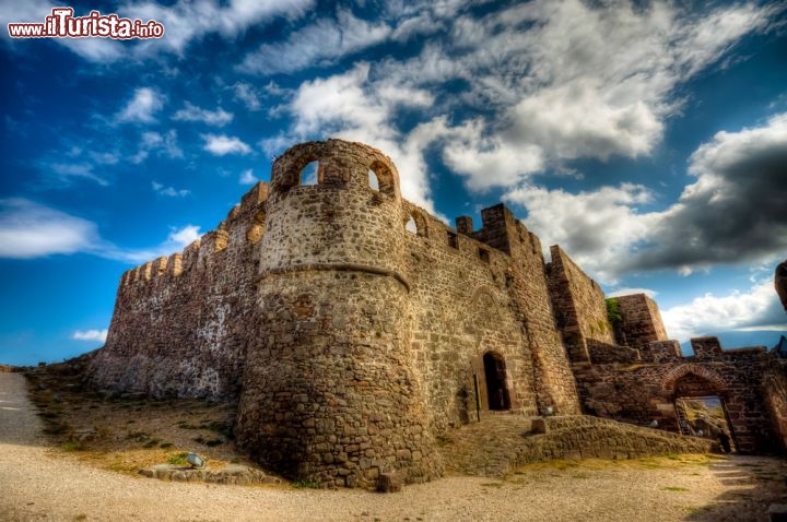 Immagine Il Castello di Molivos a Lesvos (isola Lesbo) è uno dei punti di riferimento della costa nord di questa isola del Mar Egeo Settentrionale, in Grecia - © Nejdet Duzen / Shutterstock.com