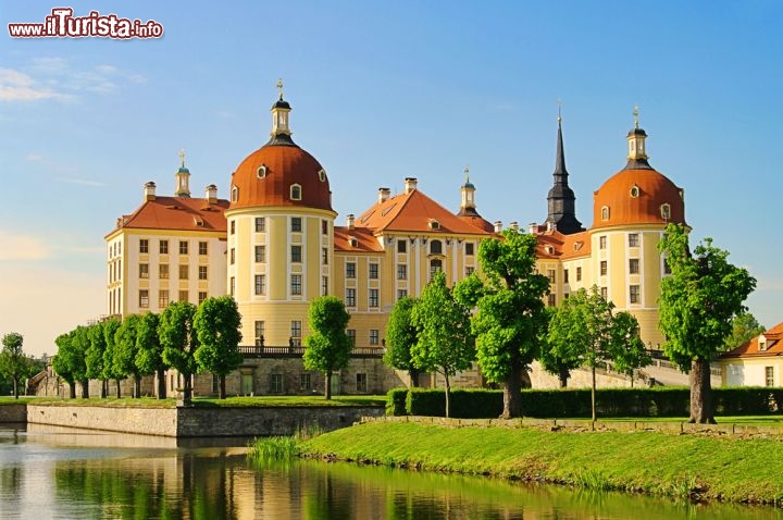 Immagine Il Castello di Moritzburg si trova nei dintorni di Dresda ed è una classica escursione che si compie in giornata dalla capitale della Sassonia (Germania) - © LianeM / Shutterstock.com