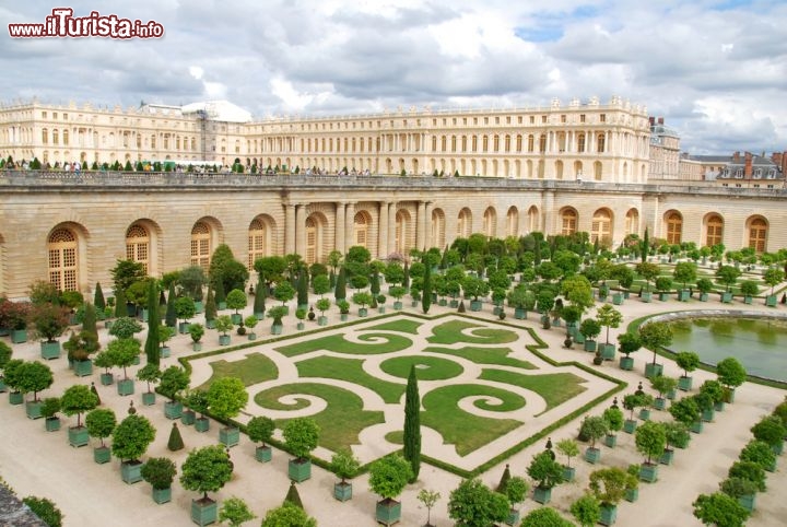 Immagine Castello di Versailles e giardino dell'Orangerie, tra i Patrimoni dell'UNESCO della Francia - © Filip Fuxa / Shutterstock.com