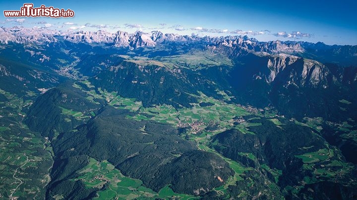 Immagine Castelrotto e Alpe di Siusi viste dall'alto, in estate (Trentino Alto Adige).