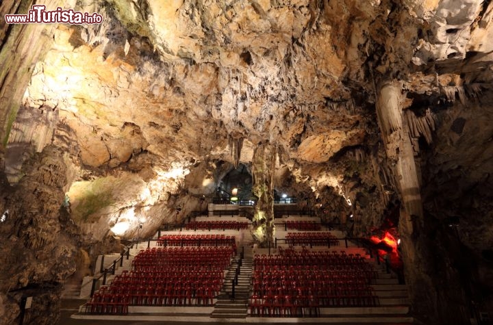 Immagine Cathedral Cave, l'auditorium delle grotte di Gibilterra - © Philip Lange / Shutterstock.com