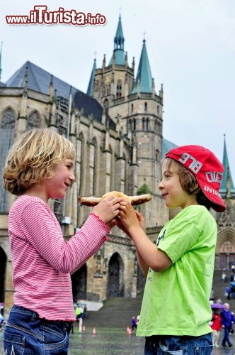 Immagine Cattedrale Erfurt (Turingia) in Germania: due bambini mangiano wurstel - Copyright DZTBarbara Neumann