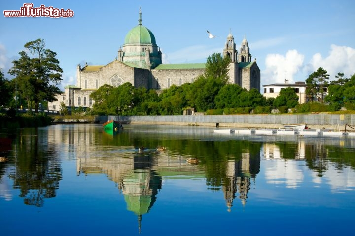 Immagine Cattedrale di Galway in Irlanda: riflessi sul fiume - © Richardzz / Shutterstock.com