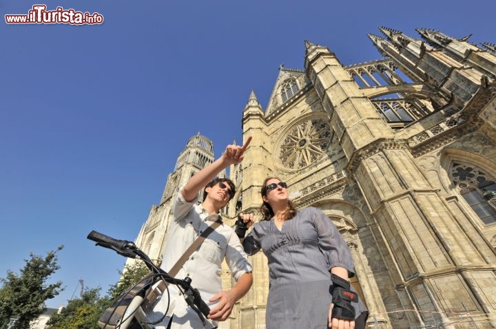 Immagine Cattedrale di Sainte Croix in centro a Orléans. La città si può visitare senza problemi anche in bicicletta - foto © JDamase CRT Centre Val de Loire