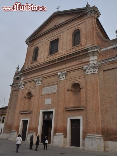 Immagine Facciata della Cattedrale di San Cassiano a Comacchio, Emilia-Romagna.