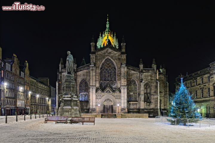 Immagine Cattedrale di St Giles a Edimburgo (Scozia), durante il periodo del Natale - © godrick / Shutterstock.com